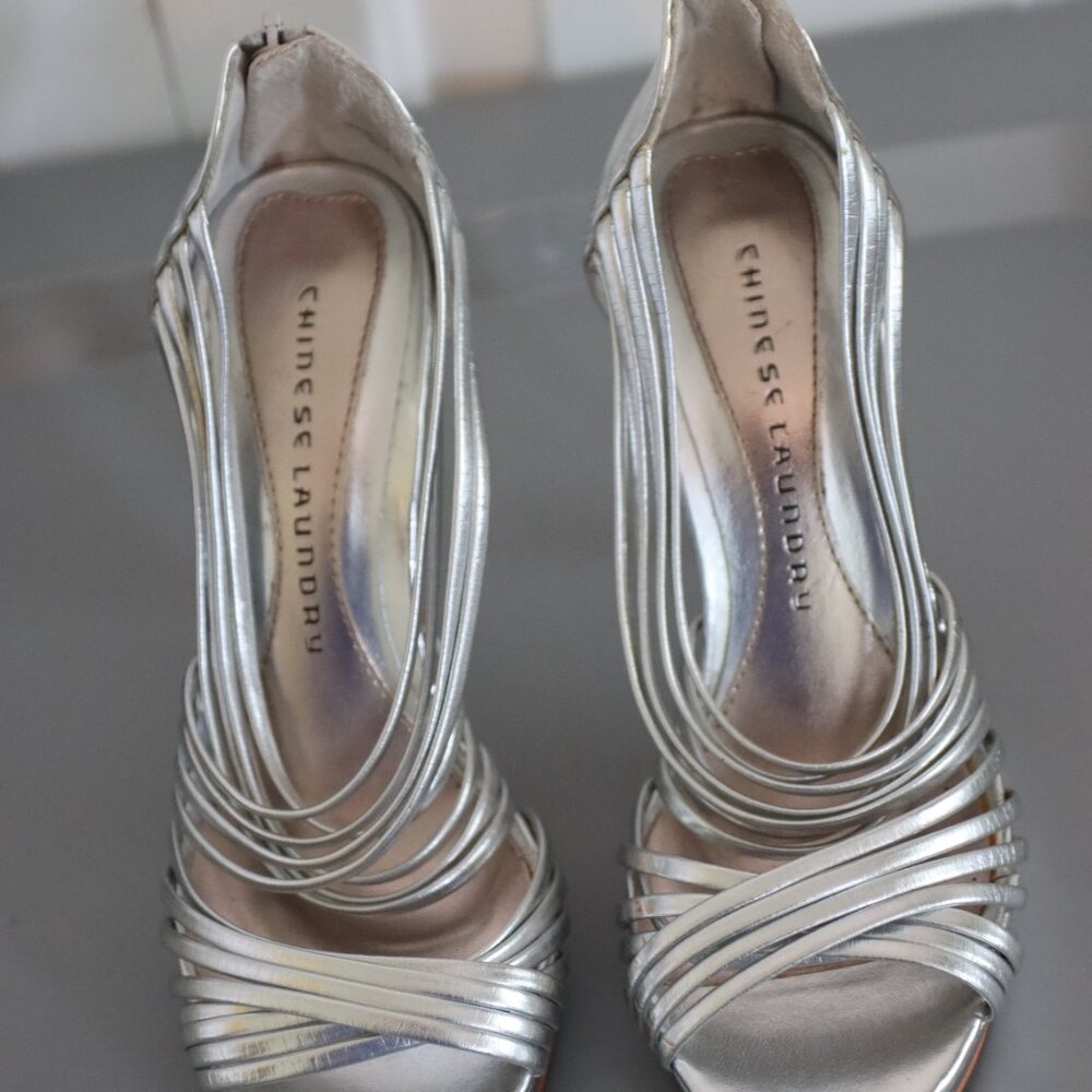 Chinese Laundry Imagine Silver Strappy Heels Size 7.5 Zip Back - Picture 12 of 14